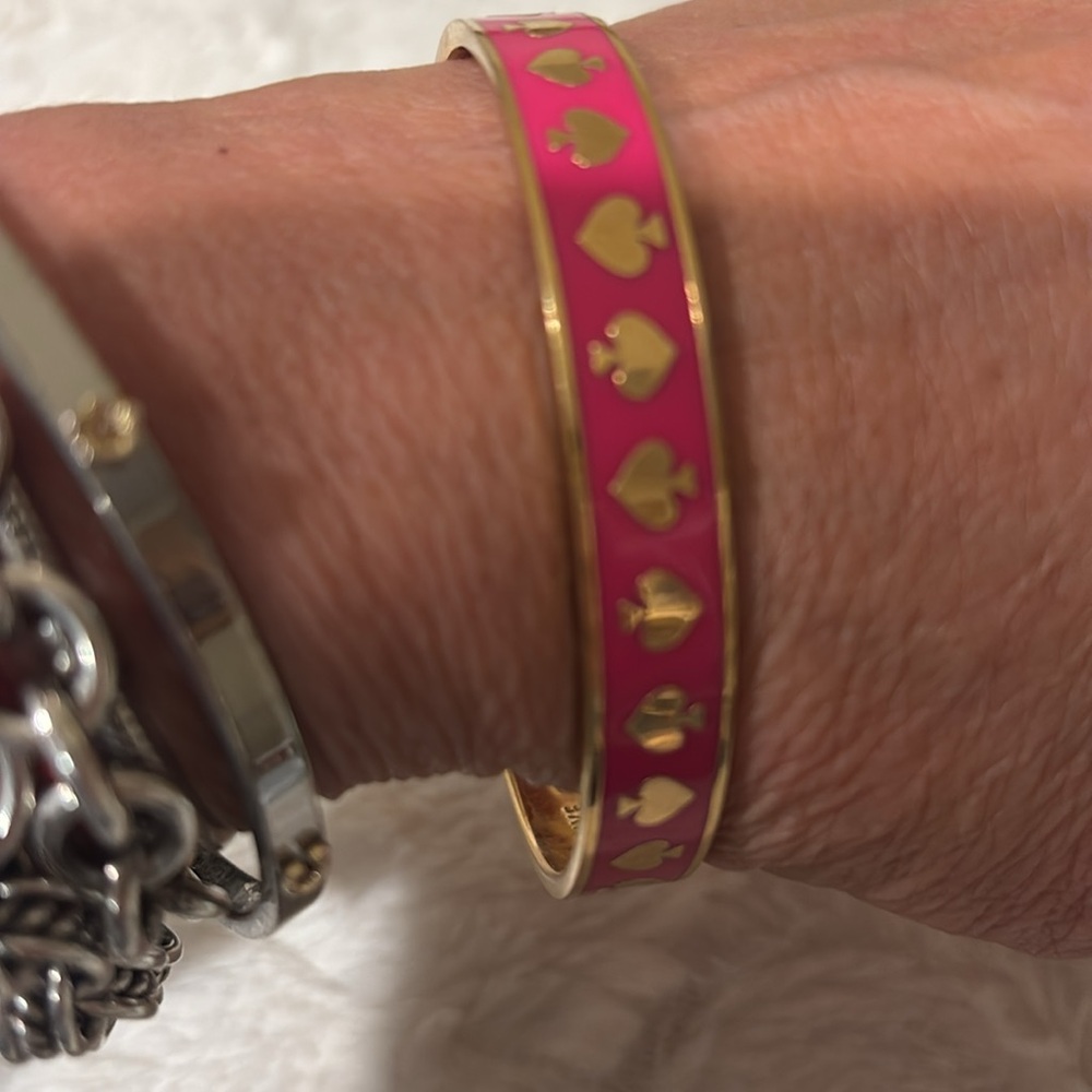 Kate Spade ♠️“Live Colorfully” Hot Pink w/Gold‎ Spades Idiom Bangle Bracelet - Picture 5 of 11